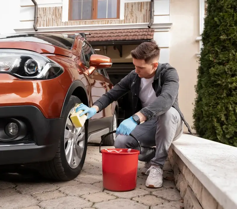 Lavage auto à domicile Preuilly-la-Ville : professionnel intervenant sur un véhicule